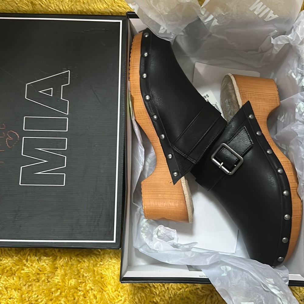 Women’s casual black clogs